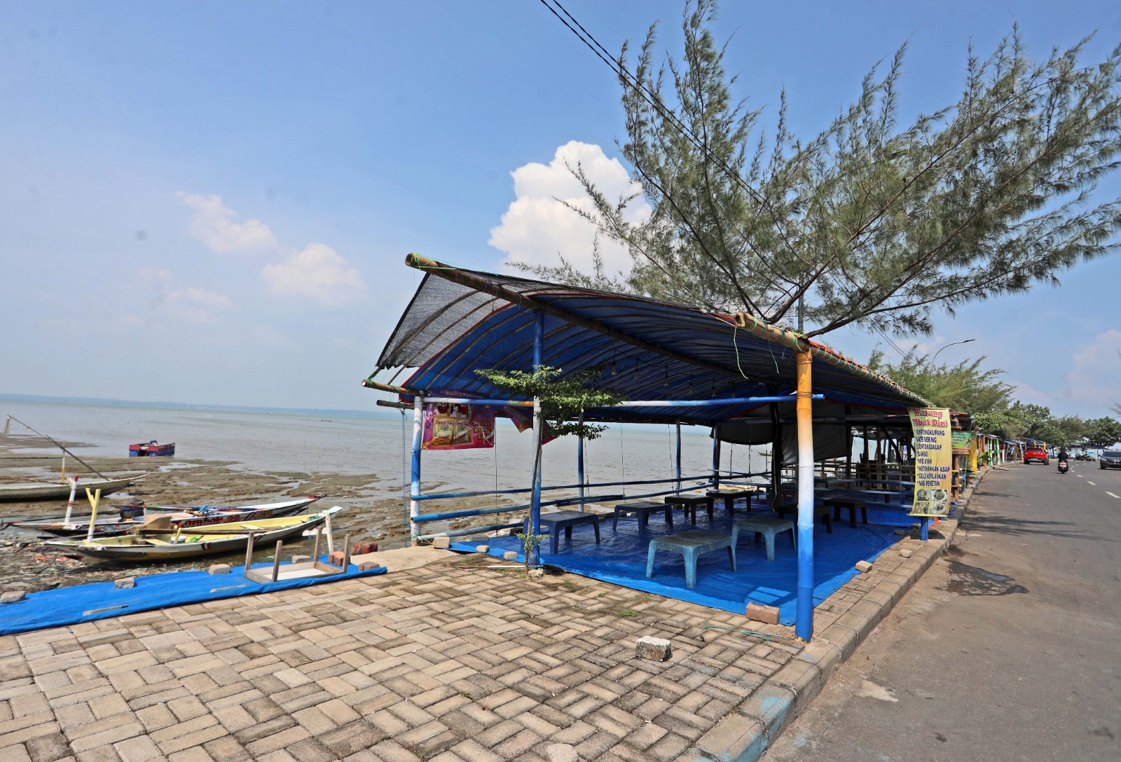 SEPI: Deretan warung makan di tepi Pantai Kejawen Lor Pesisir tampak lengang, Rabu (10/12). Sejumlah pedagang mengaku omzet turun drastis sejak pindah ke lokasi baru. (PUGUH SUJIATMIKO/JAWA POS)