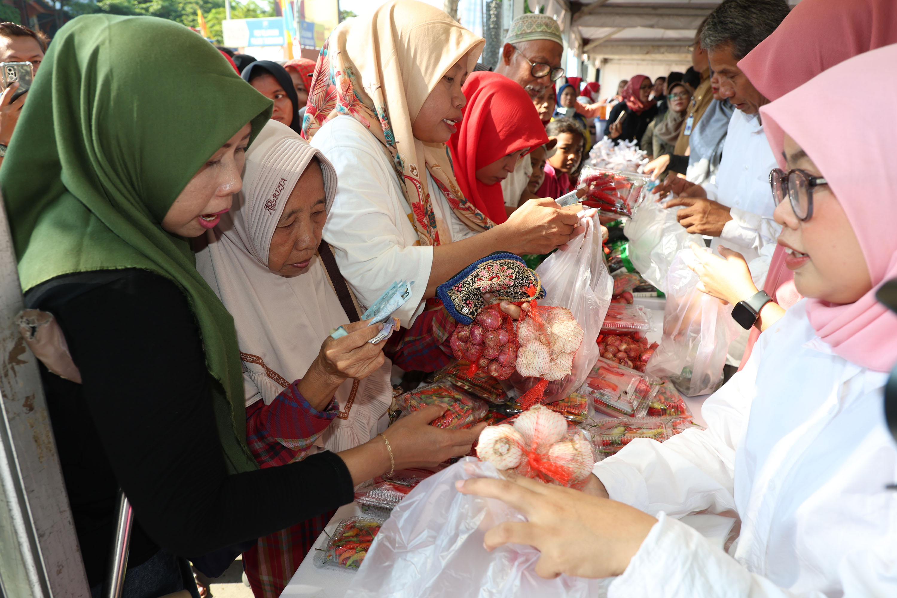 Gerakan pangan murah serentak di Surabaya. Mangantisipasi kenaikan harga bahan pokok jelang akhir tahun. (IST)