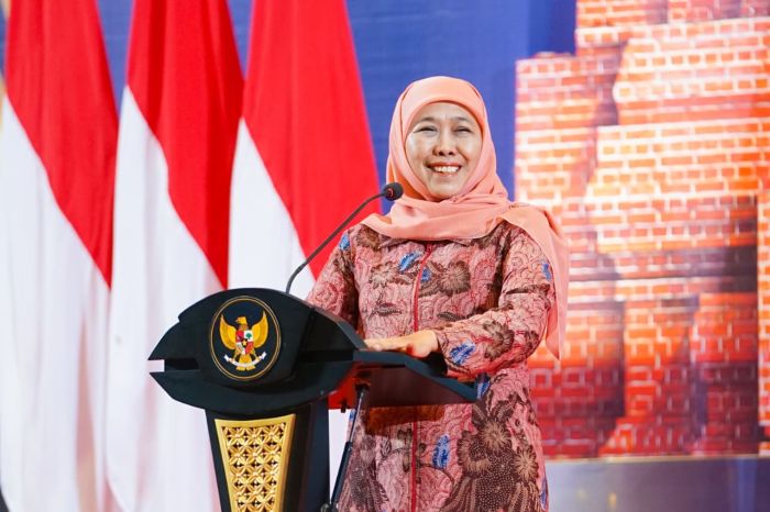 Gubernur Jatim Khofifah Indar Parawansa saat memberikan sambutan di acara Penghargaan PIDATO: Pelayanan Publik, Akuntabilitas Kinerja, Zona Integritas, dan Budaya Kerja Tahun 2025.