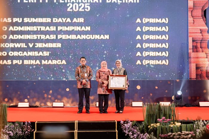 APRESIASI: Kepala Biro Organisasi Jawa Timur (kanan) usai menerima tiga penghargaan dari Gubernur Khofifah Indar Parawansa didampingi Deputi Bidang Pelayanan Publik KemenPAN-RB, Dr. Otok Kuswandaru, S