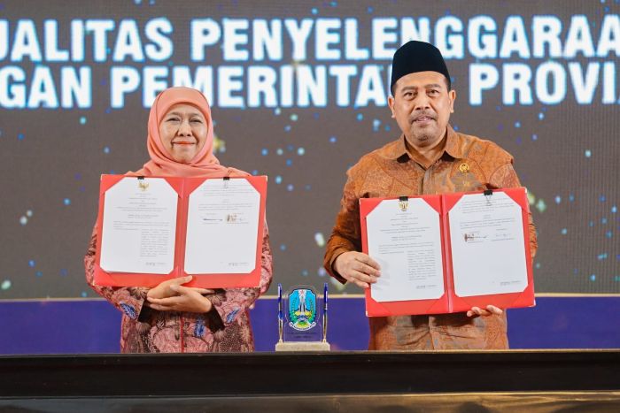 PRESTASI: Gubernur Jatim bersama Ketua Ombudsman RI, Mokhammad Najih, S.H., M.Hum., Ph.D.