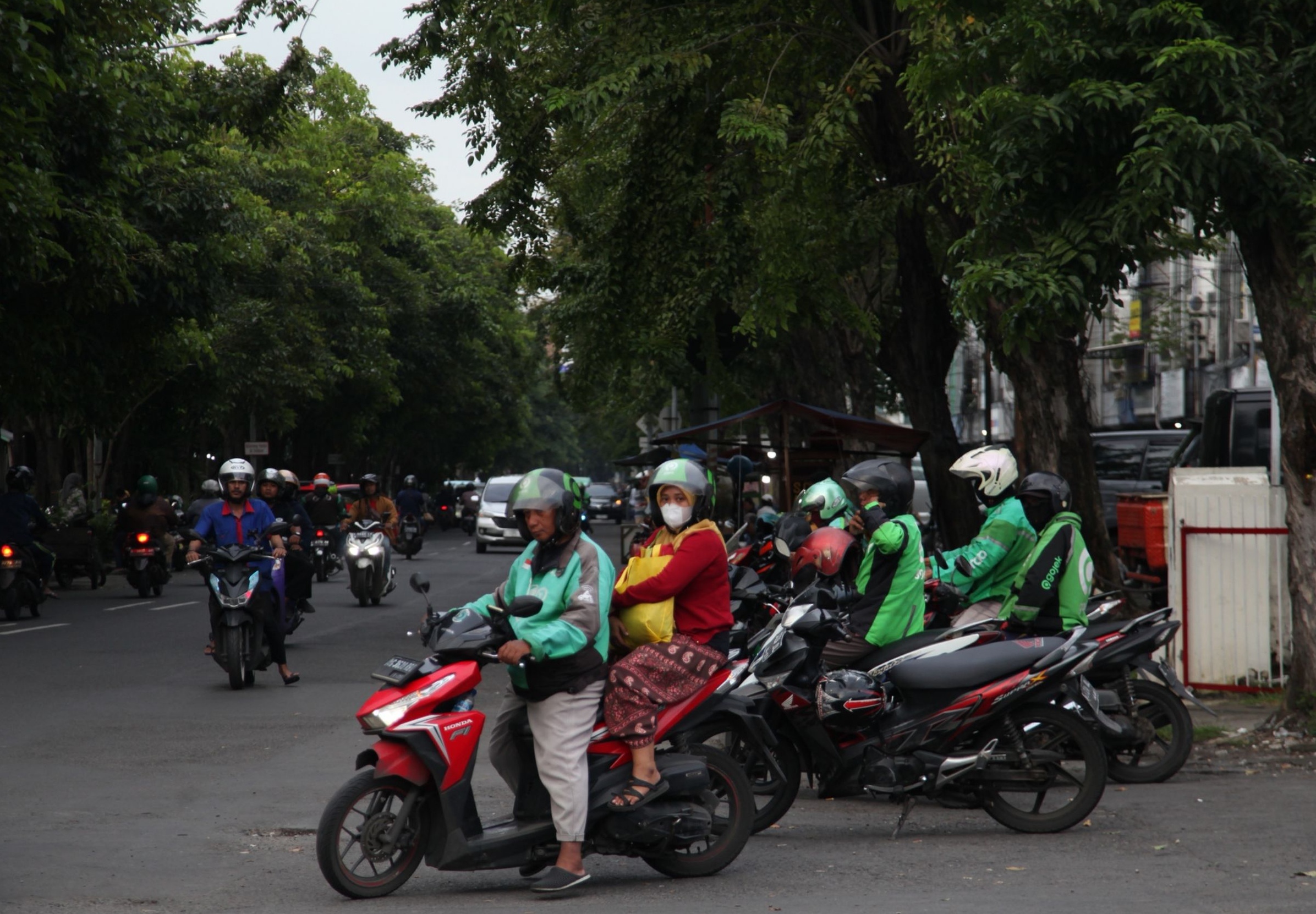 Setelah hampir lima tahun tidak naik, Kemenhub berencana menaikkan tarif ojek online.
