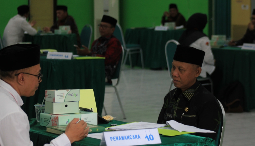 Tes untuk calon petugas haji di Embarkasi Surabaya Juanda.