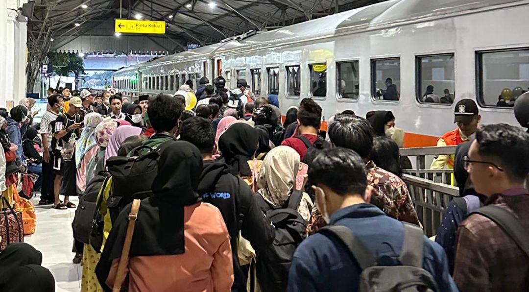 Waspada copet saat penumpang penuh sesak di area stasiun Surabaya Gubeng