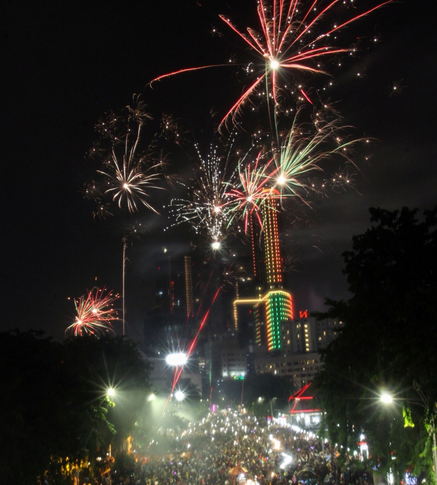 Pemkot Surabaya tidak menggelar perayaan pesta malam tahun baru sebagai bentuk keprihatinan terhadap bencana di Sumatera.