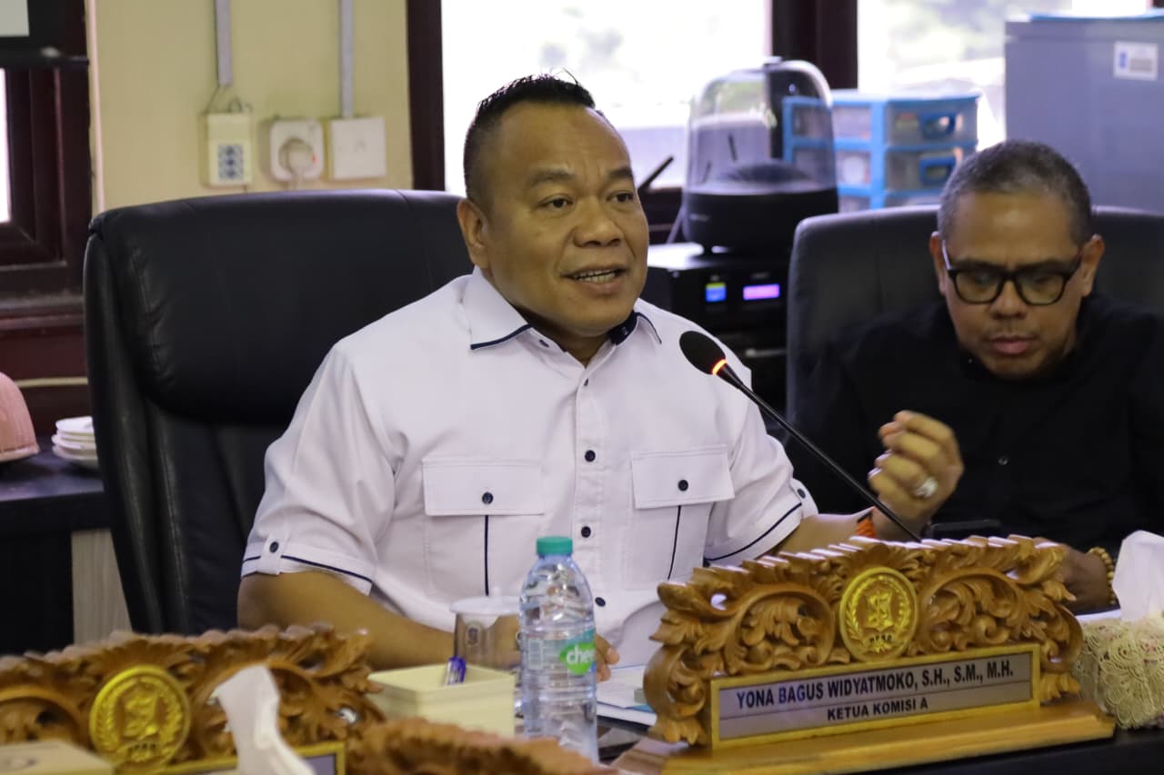 KETEGASAN: Ketua Komisi A DPRD Surabaya Yona Bagus meminta Pemkot Surabaya bersihkan Satpol PP dari Praktik pungli usai video dugaan pungli beredar.(IST/RADAR SURABAYA)