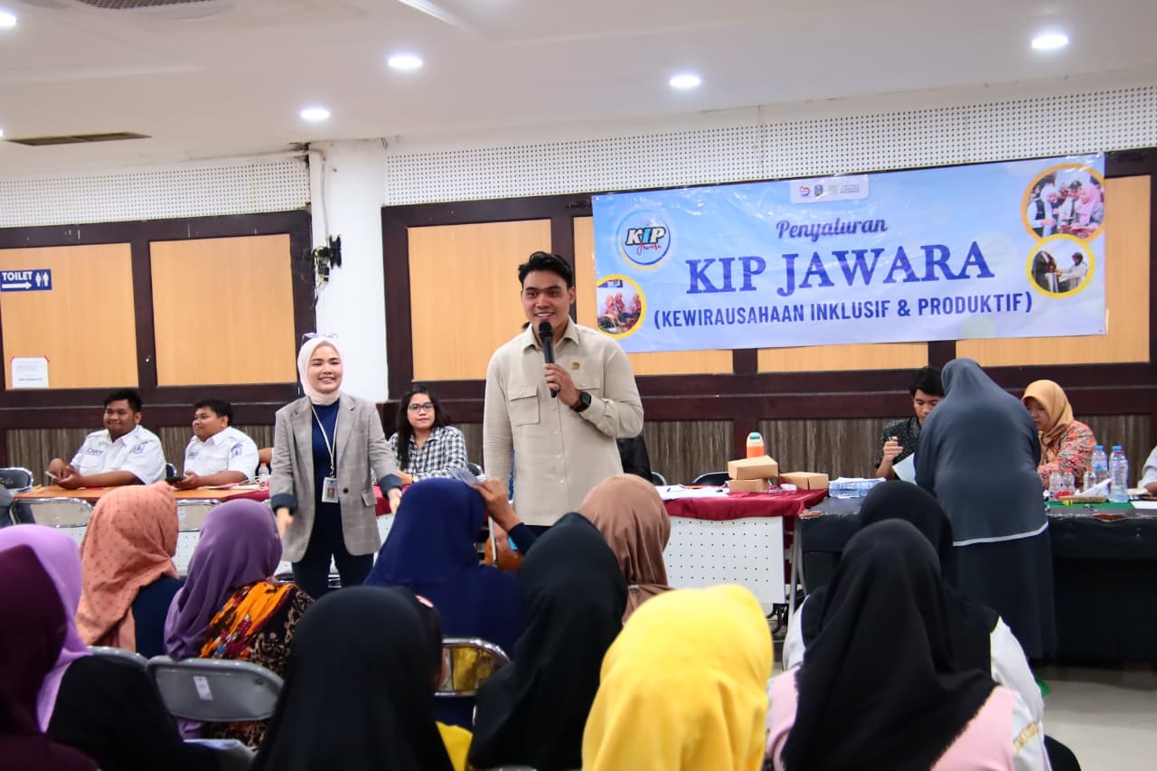 BERMANFAAT: Anggota Komisi E DPRD Jawa Timur, Cahyo Harjo Prakoso saat penyaluran KIP Jawara di Convention Hall Arief Rahman Hakim, Jumat (12/12).