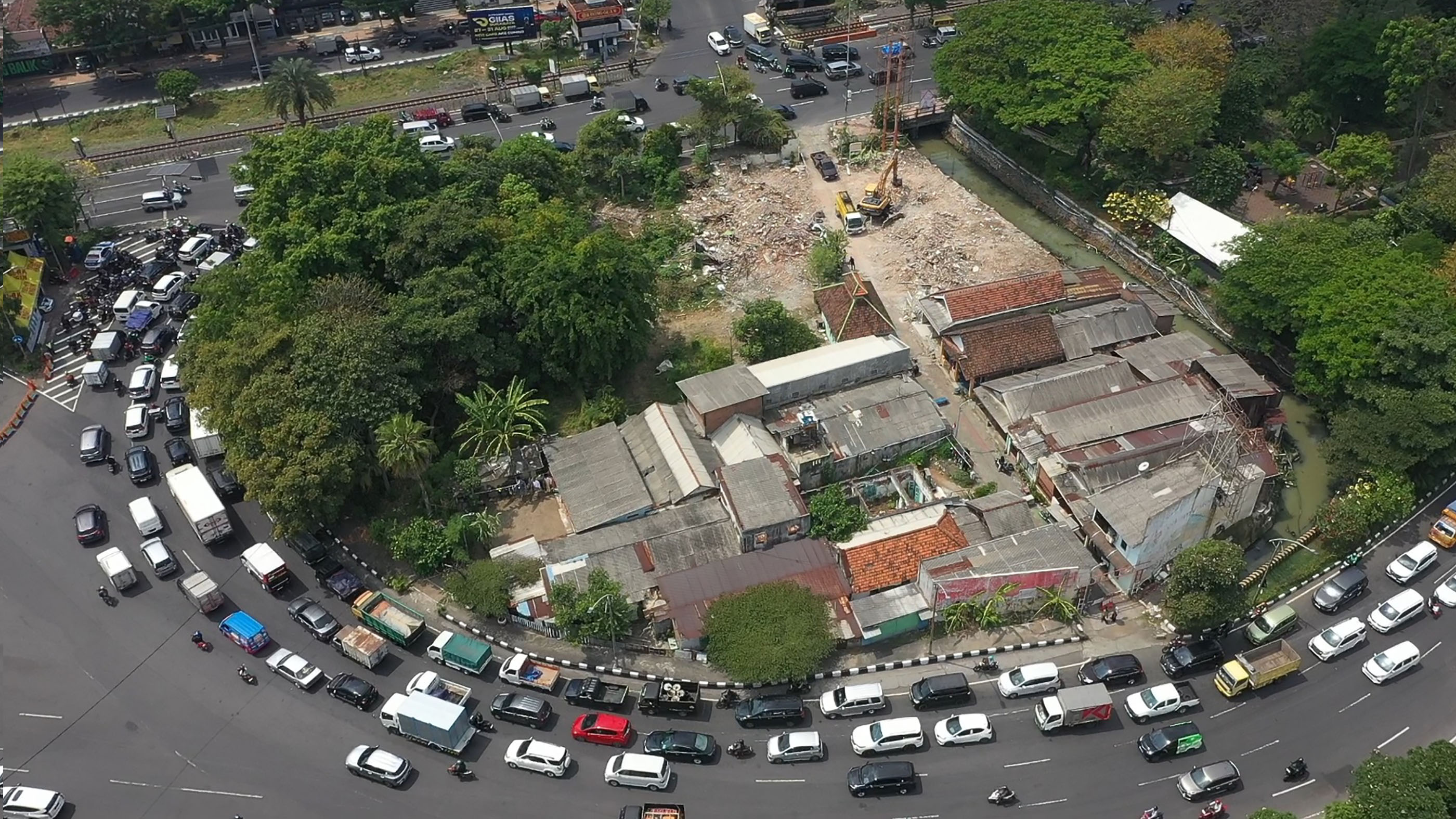 Pembangunan fisik Flyover Taman Pelangi berada di bawah kewenangan Kementerian Pekerjaan Umum dan diperkirakan dimulai pada 2026.