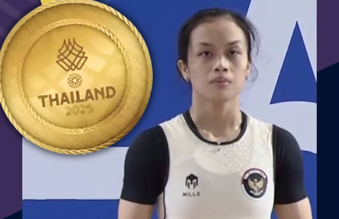 Lifter Jawa Timur Luluk Diana Tri Wijayana sukses merebut emas angkat besi nomor 48  kilogram