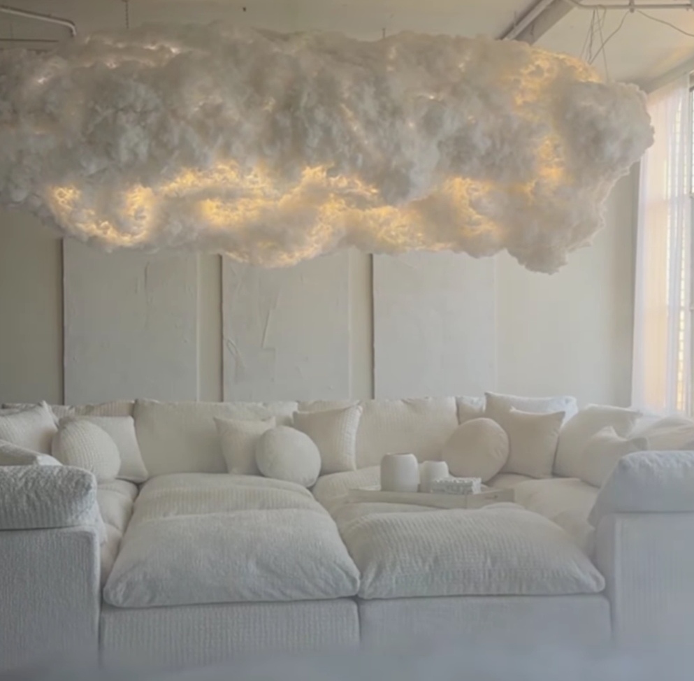 Tak hanya dalam dunia fashion, warna Cloud Dancer juga bakal banyak diterapkan dalam interior dan gaya hidup.