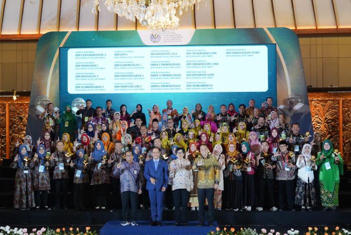 PRESTASI: Wali Kota Surabaya Eri Cahyadi (depan, kanan) di sela menerima Penghargaan Sekolah Adiwiyata dari Kementerioan Lingkungan.