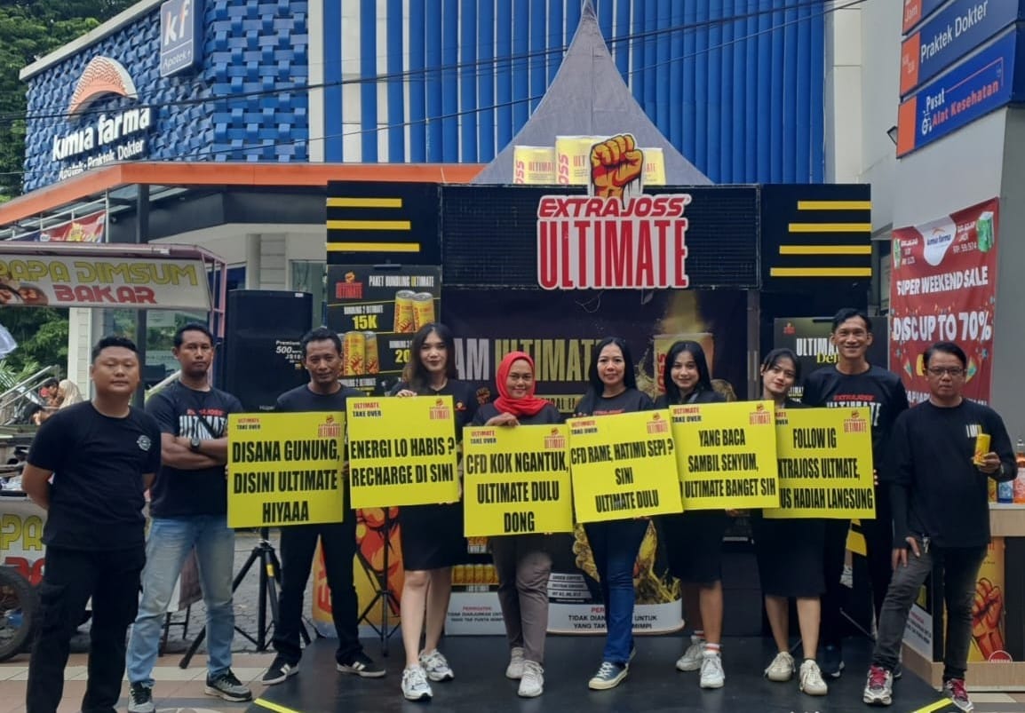 ENERGI TANPA BATAS: Tim Extra Joss Ultimate menyapa pengunjung CFD di Jalan Darmo Surabaya, Minggu (14/12). Berbagai aktivitas dan promo menarik untuk pengunjung.(IST/RADAR SURABAYA)