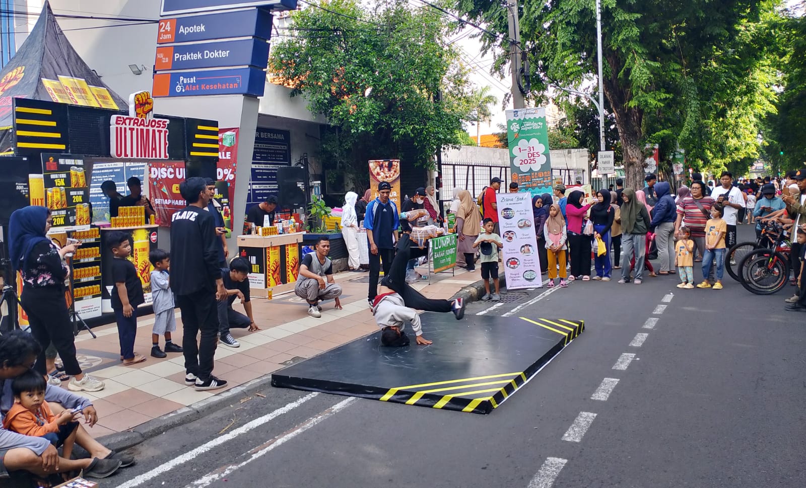 AKSI: Komunitas Hip Hop Bungkul Breakin Crew. Aksi enerjiknya mampu menghidupkan suasana CFD semakin semarak.(IST/RADAR SURABAYA)