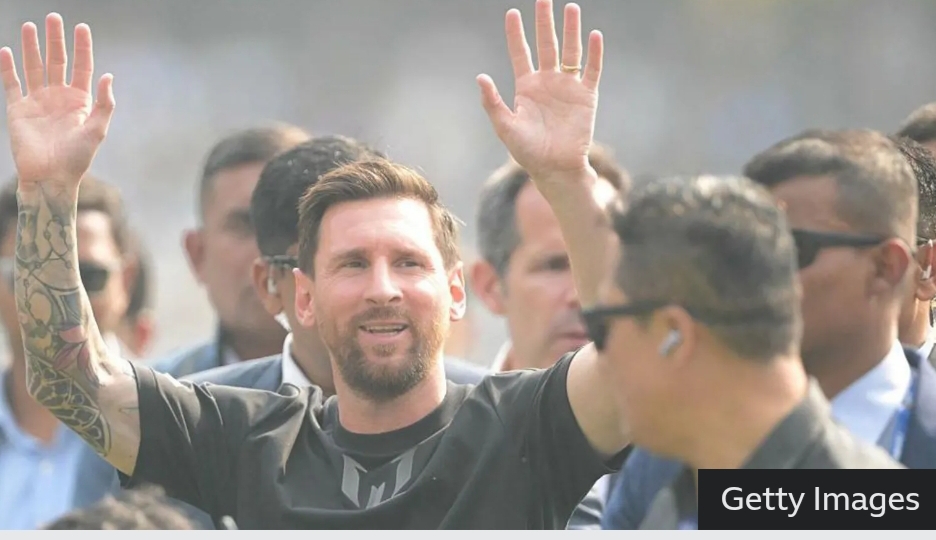 Lionel Messi menyapa penonton