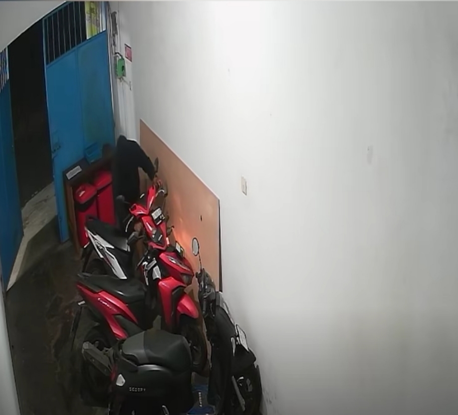 RUSAK KONTAK: Pelaku terekam CCTV saat beraksi mencuri motor di Lidah Wetan, Surabaya. (IST/RADAR SURABAYA)