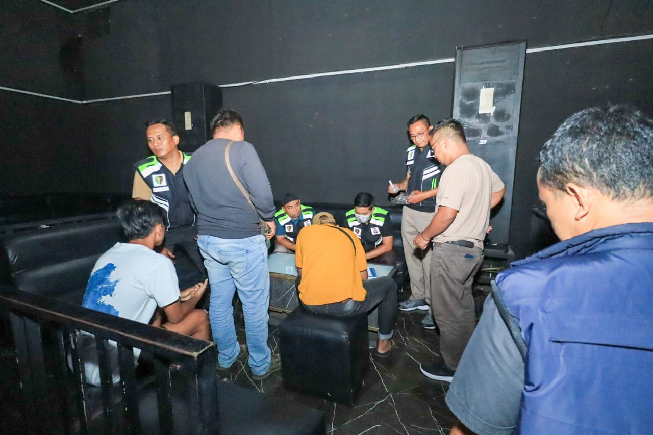 DIPERIKSA: Pengunjung salah satu diskotik di Surabaya melakukan tes urine. Polrestabes Surabaya Lakukan razia RHU besar-besaran pada akhir pekan.(IST/RADAR SURABAYA)