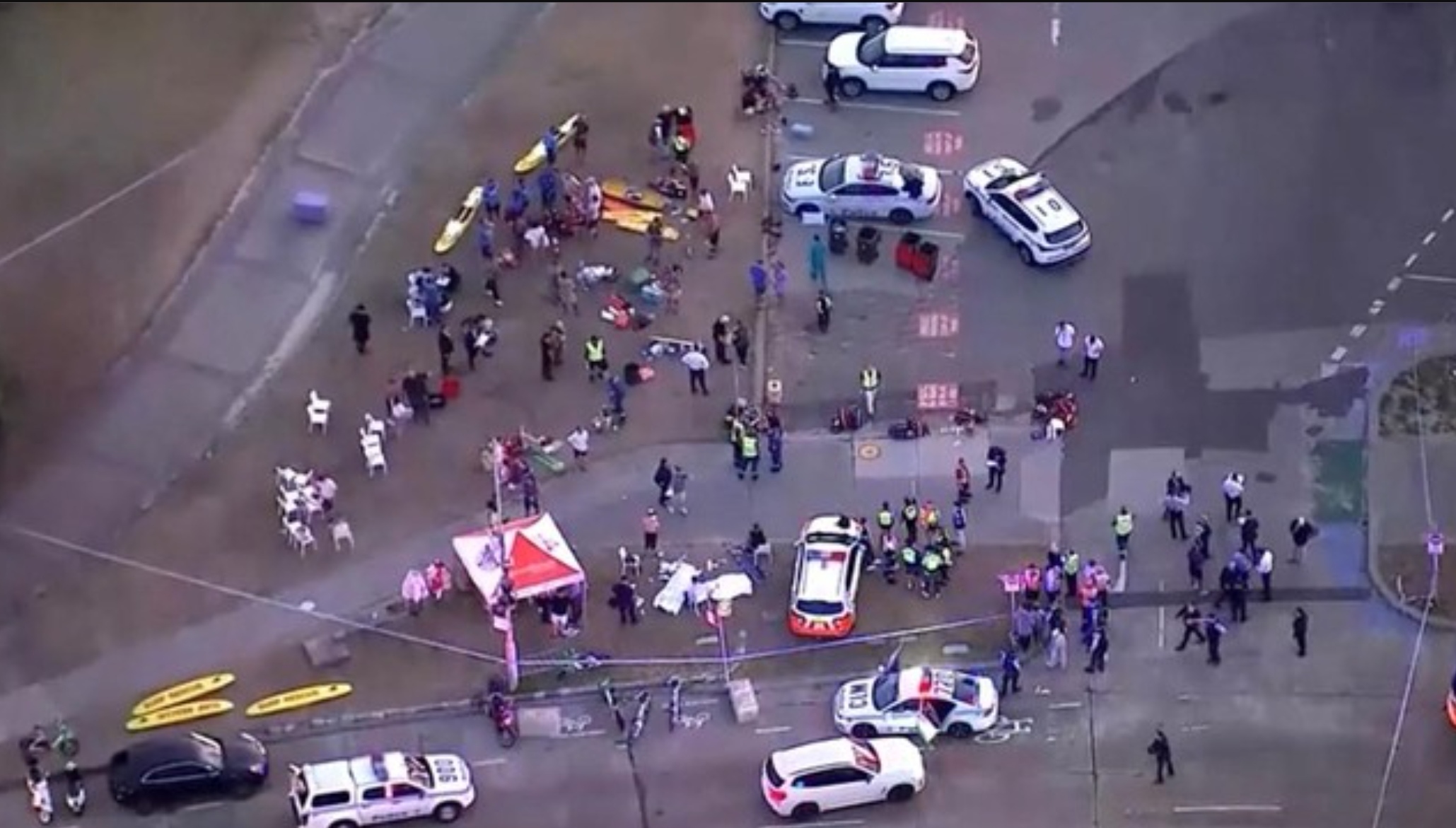 Polisi mengamankan lokasi penembakan massal yang menewaskan 10 orang di Pantai Bondi, Sydney, Australia.