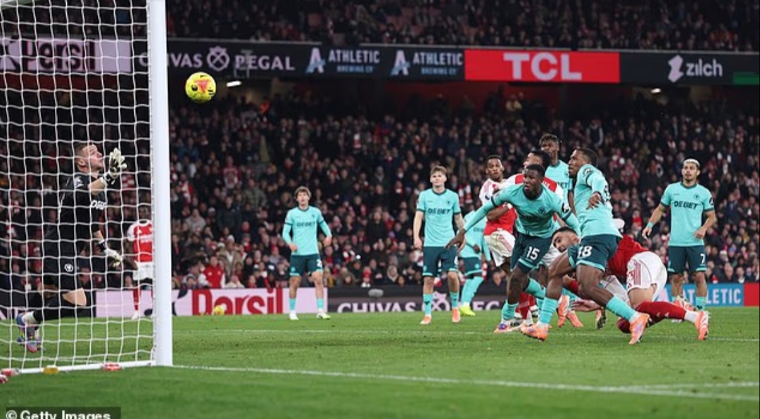 Wolves harus menerima kekecewaan ketika Mosquera mencetak gol ke gawangnya sendiri akibat tekanan dari Gabriel Jesus.