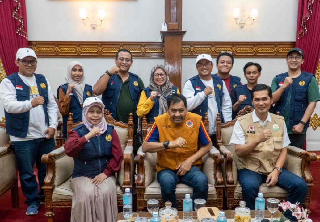Tim relawan Unesa bersama Gubernur Aceh Muzakir Manaf bersiap membantu korban bencana alam. (IST)