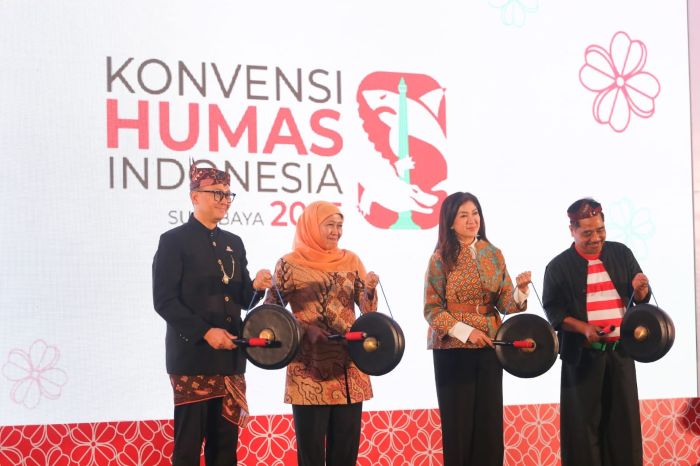 KOMPAK: Gubernur Jatim Khofifah Indar Parawansa (dua dari kiri) ketika menghadiri pembukaan Konvensi Humas di Hotel Bumi Surabaya