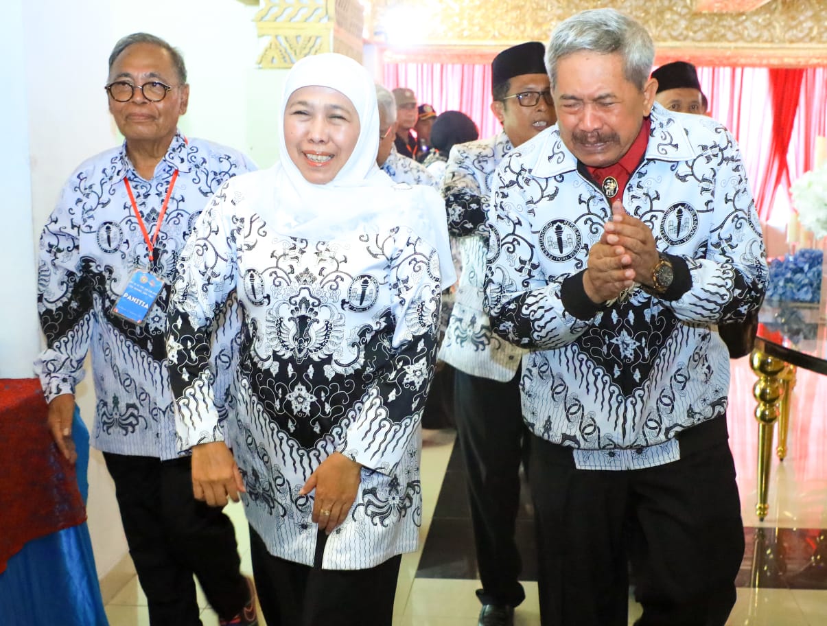 Gubernur Jawa Timur Khofifah Indar Parawansa bersama pengurus PGRI Jawa Timur. (IST)