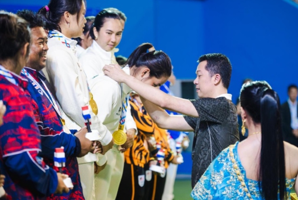 Wamenpora Taufik Hidayat mengalungkan medali emas untuk tim tenis putri Indonesia.