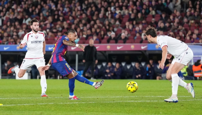 Raphinha jadi bintang kemenangan Barcelona.