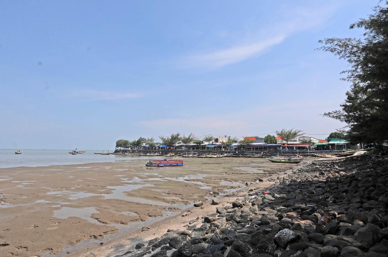 PENDANGKALAN: Perahu nelayan kesulitan sandar di bibir pantai Kenjeran karena lumpur tebal. (PUGUH SUJIATMIKO/JAWA POS)