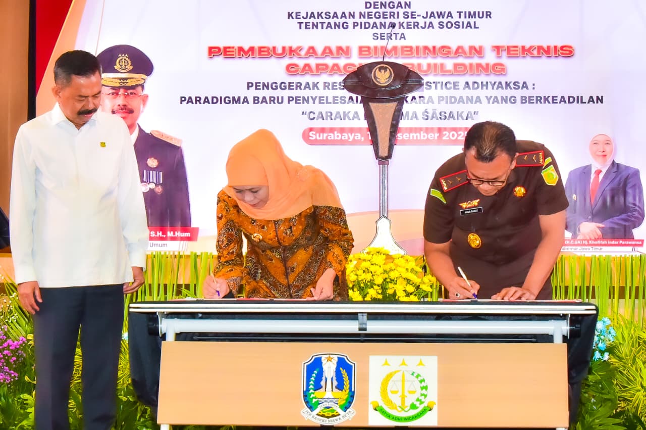 SEPAKAT: Gubernur Jatim Khofifah Indar Parawansa menandatangani Nota kesepahaman terkait pidana kerja sosial dan kedepankan RJ dengan Kajati Jatim.(IST/RADAR SURABAYA)