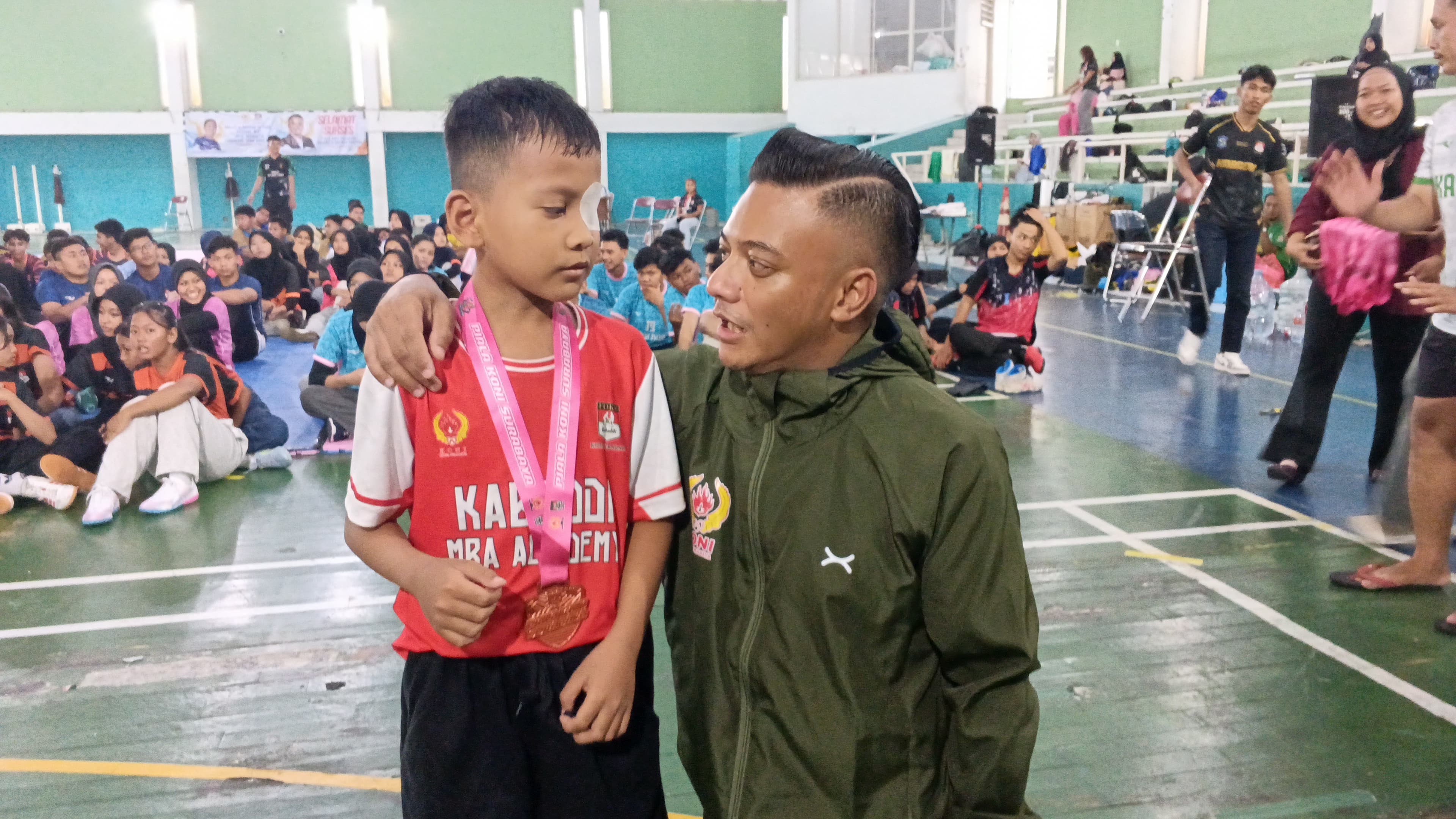 Adrian Akbar Putra Alfathir dan Ketua KONI Kota Surabaya.