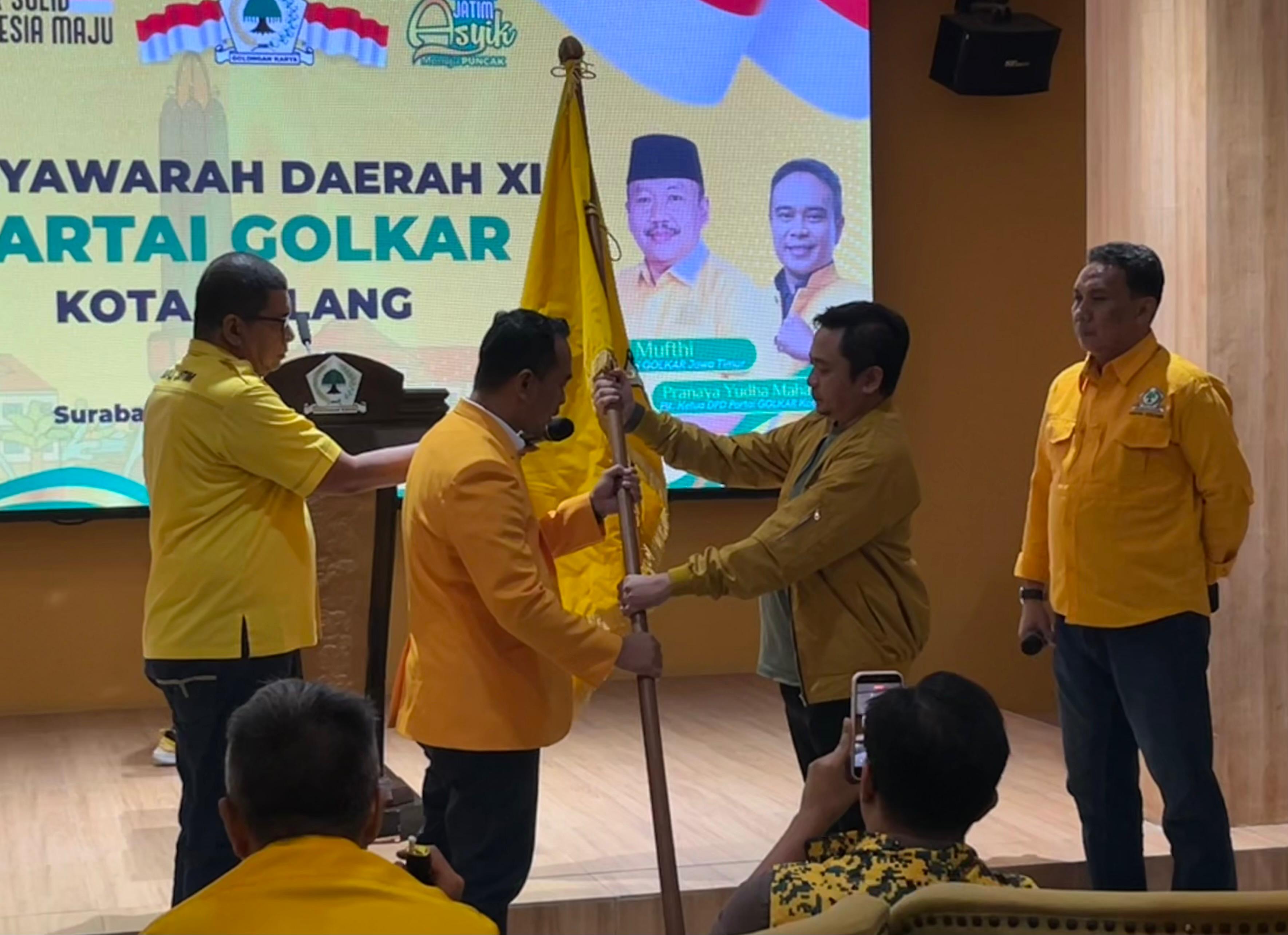 TERIMA BENDERA: Djoko Prihatin (dua dari kiri) ditetapkan sebagai ketua terpilih dalam Musda Partai Golkar Kota Malang yang berlangsung di Kantor Golkar Jatim di Jalan A Yani Surabaya, Minggu (14/12).