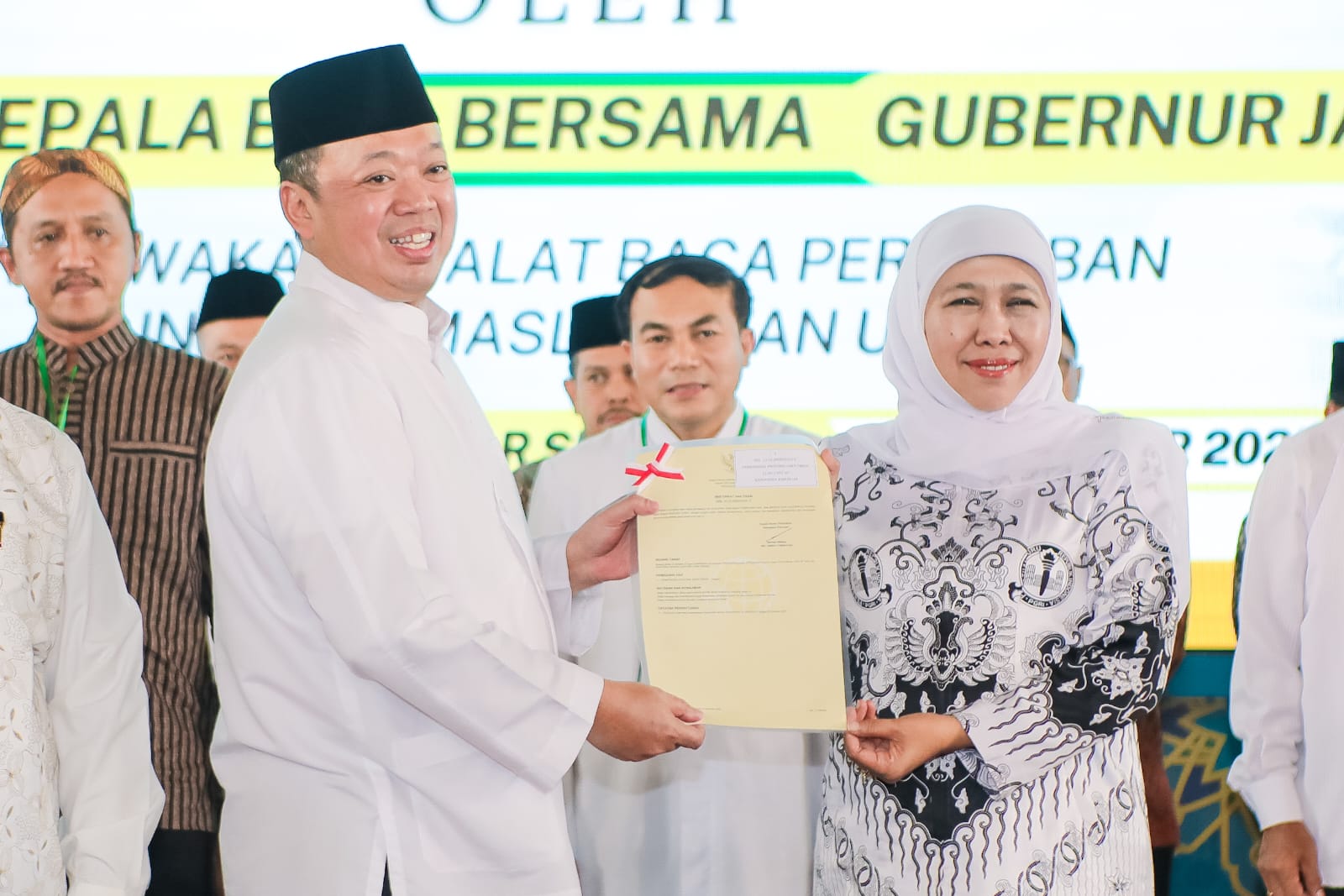 DITERBITKAN: Menteri ATR/BPN Nusron Wahid dan Gubernur Jatim Khofifah Indar Parawansa secara simbolis menyerahkan sertifikat tanah wakaf dan tempat ibadah.(IST/RADAR SURABAYA)