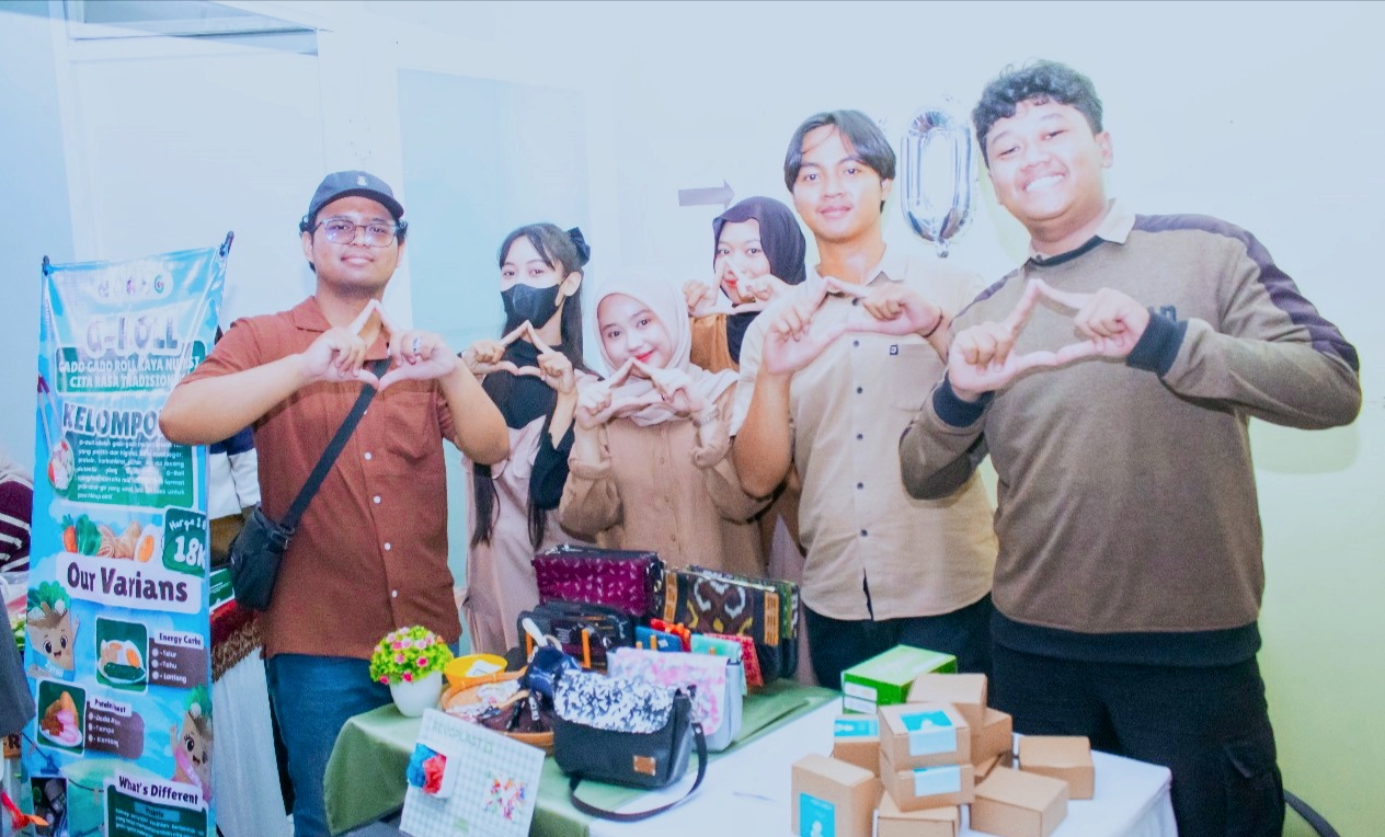 Tim mahasiswa Unesa mengolah tas plastik sekali pakai menjadi produk yang bermanfaat. (IST)