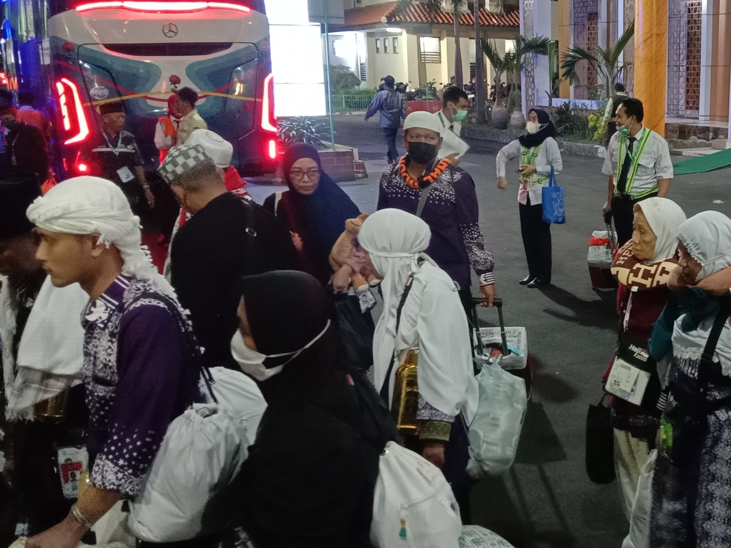 Jemaah haji saat berada di Asrama Haji Sukolilo Surabaya saat operasional haji tahun 2025.