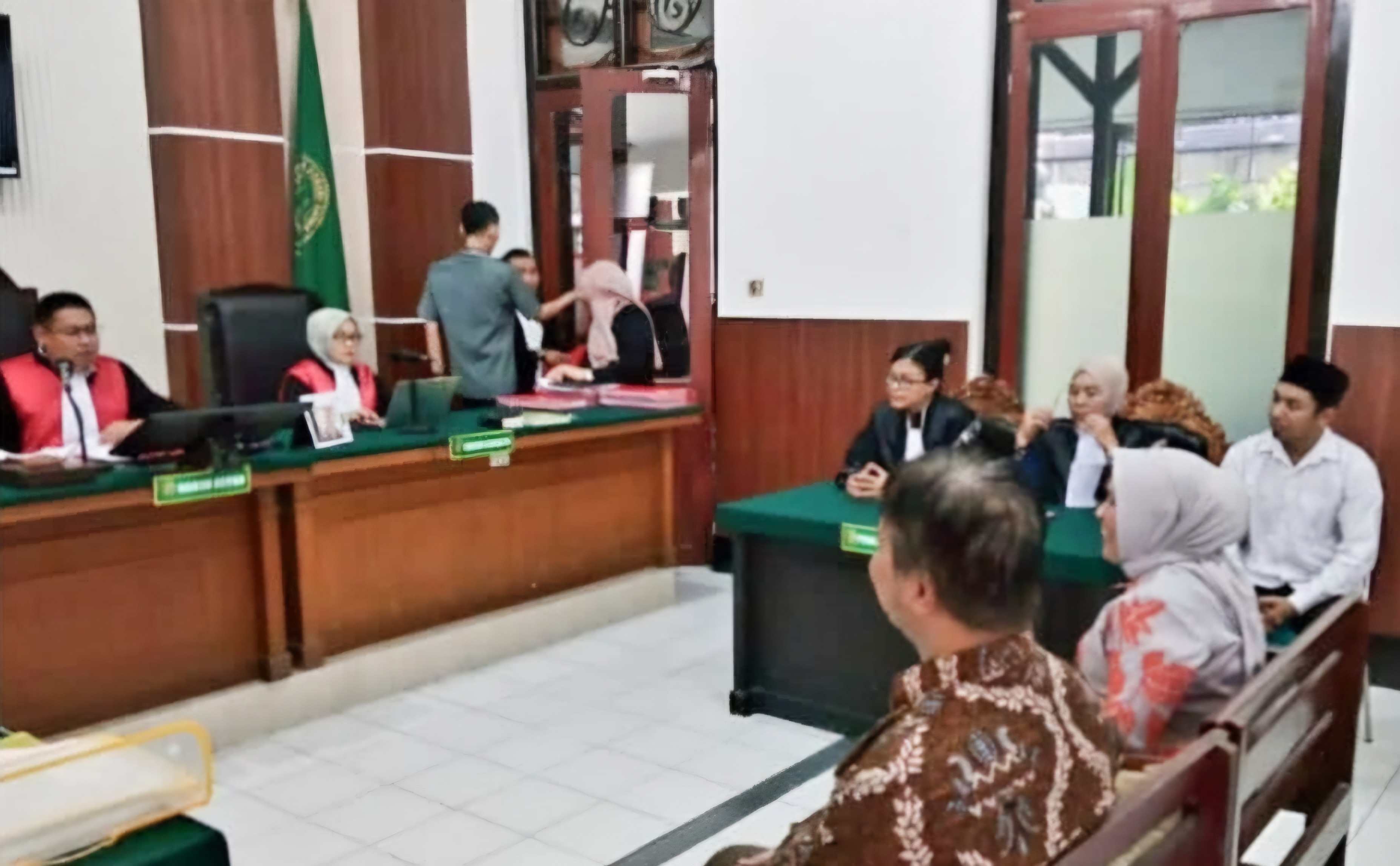 DITUNTUT: Sidang pembacaan tuntutan terdakwa pembuat ijazah palsu di PN Surabaya. Ia dituntut dua tahun delapan bulan penjara.(IST/RADAR SURABAYA)