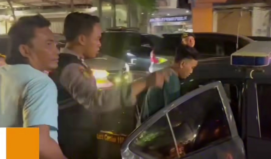 DIAMANKAN: Empat jukir liar diamankan di Jalan Tanjung Anom, Surabaya, oleh Sat Samapta Polrestabes Surabaya. (IST/RADAR SURABAYA)