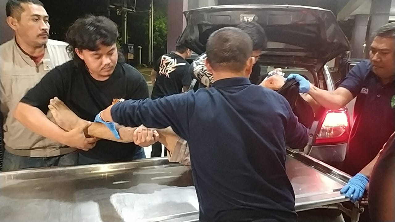 TUMBANG : Mayat ASF alias Agus saat tiba di kamar mayat RS Bhayangkara Polda Jatim. Ia pelaku curanmor yang membacok anggota Polres Lumajang.(IST/RADAR SURABAYA)