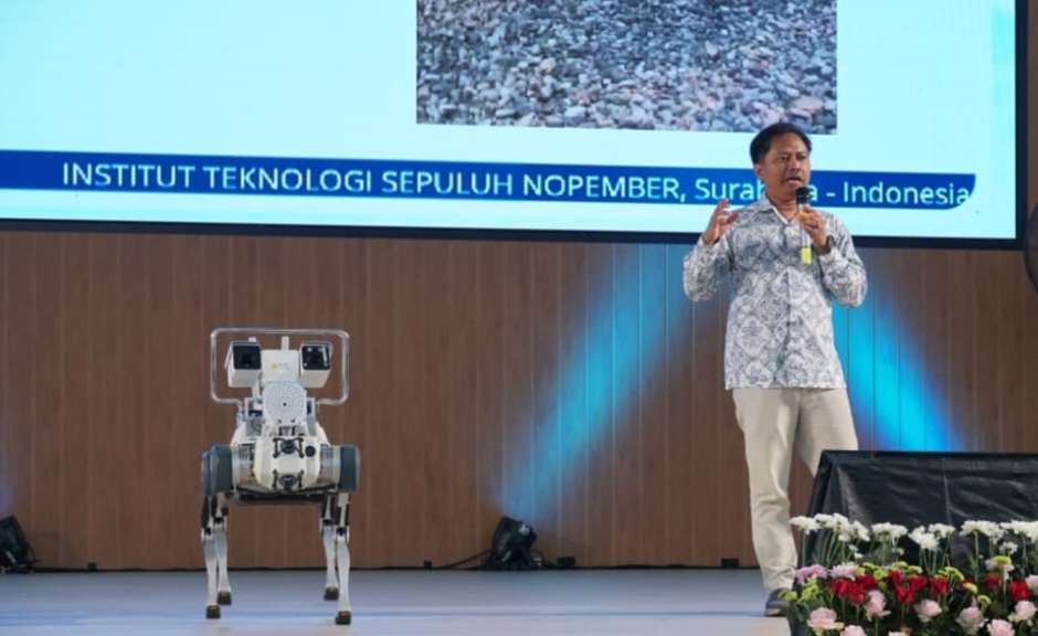 Dr. Rudy Dikairono menjelaskan inovasi AI berbasis Robot Anjing Pintar pada kegiatan AI Talent and Innovation Day 2025.