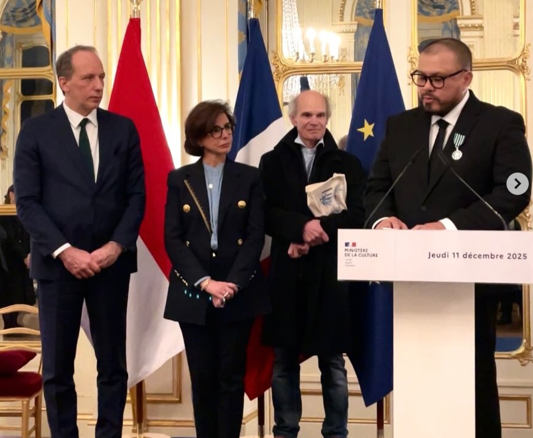 Joko Anwar saat menerima penghargaan Chevalier de l&rsquo;Ordre des Arts et des Lettres dari Pemerintah Prancis.