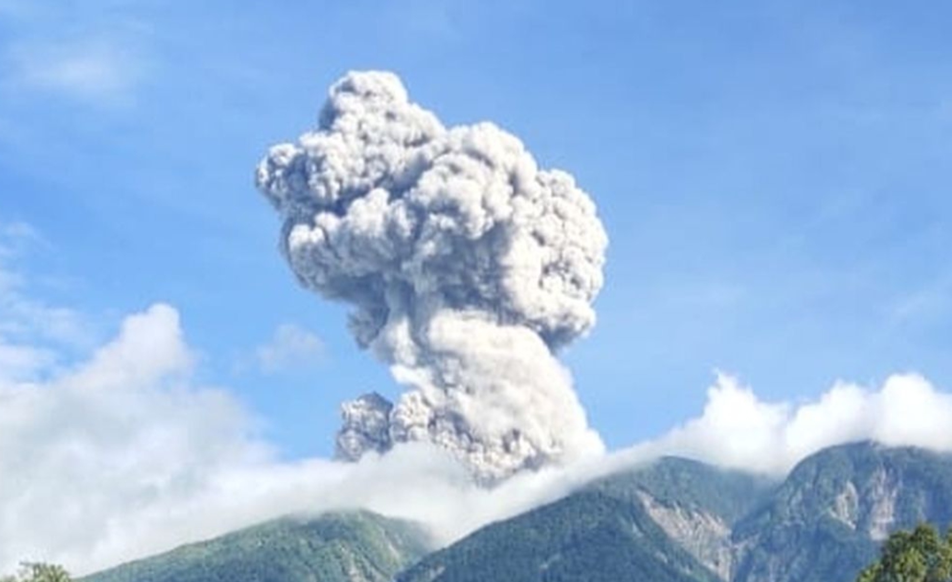 WASPADA: Gunung Marapi di Sumatera Barat yang kembali erupsi.