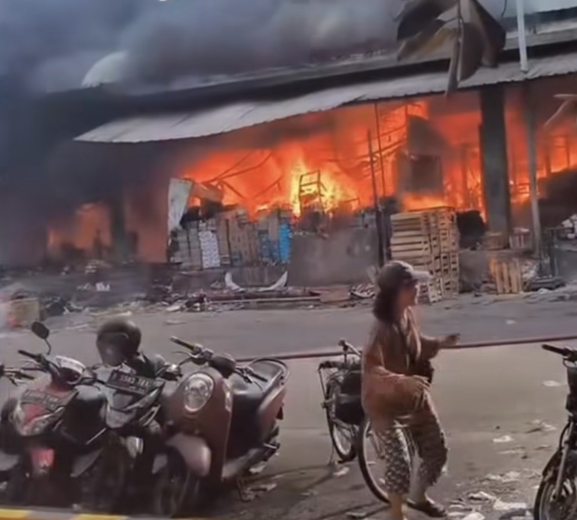 Api yang melahap ratusan kios buah di Pasar Induk Kramat Jati Jakarta Timur.