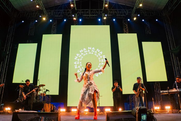 PECAH: Solois Yura Yunita menutup rangkaian Livin&rsquo; Fest Music yang dihelat Bank mandiri di Grand City Mall and Convex, SUrabaya, Sabtu (13/12).