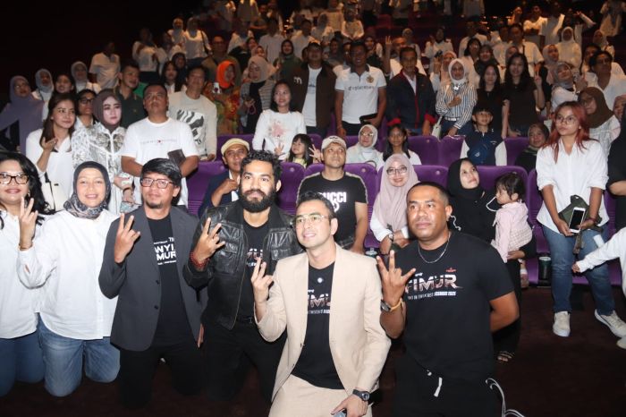 NOBAR TIMUR: Eksekutif Produser film Timur, Raffi Ahmad bersama dua pemain film tersebut, hadir dalam pemutaran premiere film di XXI Ciputra World Surabaya, Sabtub (13/12).