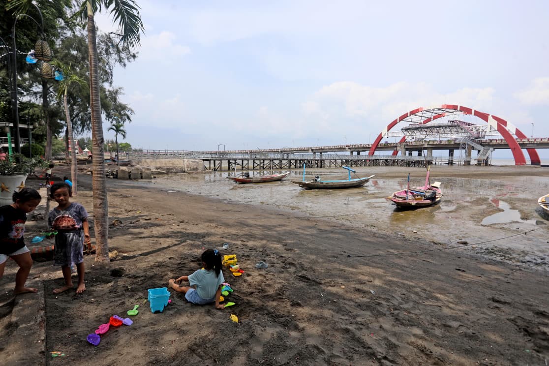 AIR LAUT SURUT: Pantai THP Kenjeran dipenuhi endapan lumpur kemarin (15/12). (PUGUH SUJIATMIKO/JAWA POS)