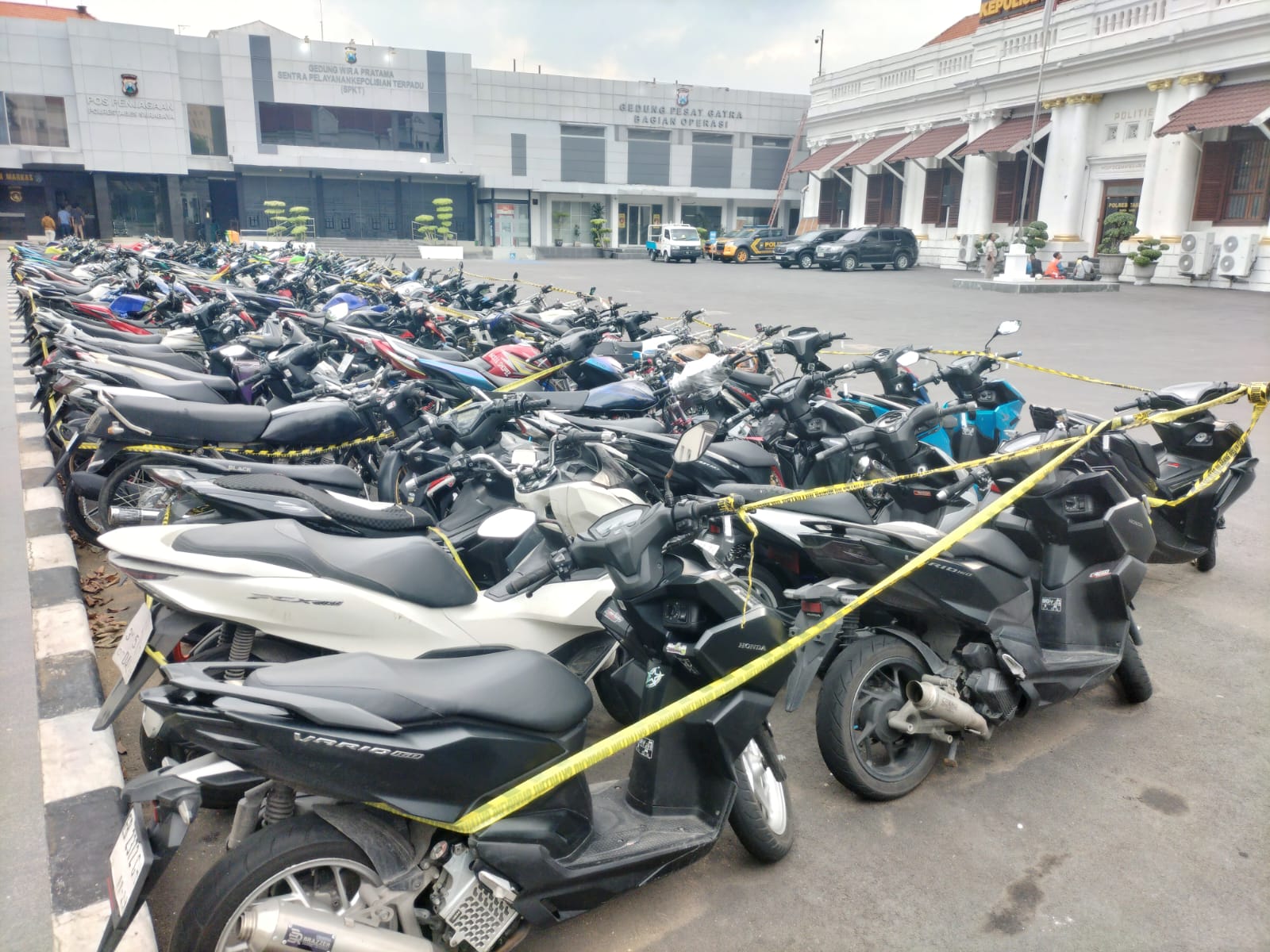 BERJAJAR: Ratusan motor disita Polrestabes Surabaya selama dua pekan razia balap liar.(MAHRUS/RADAR SURABAYA)