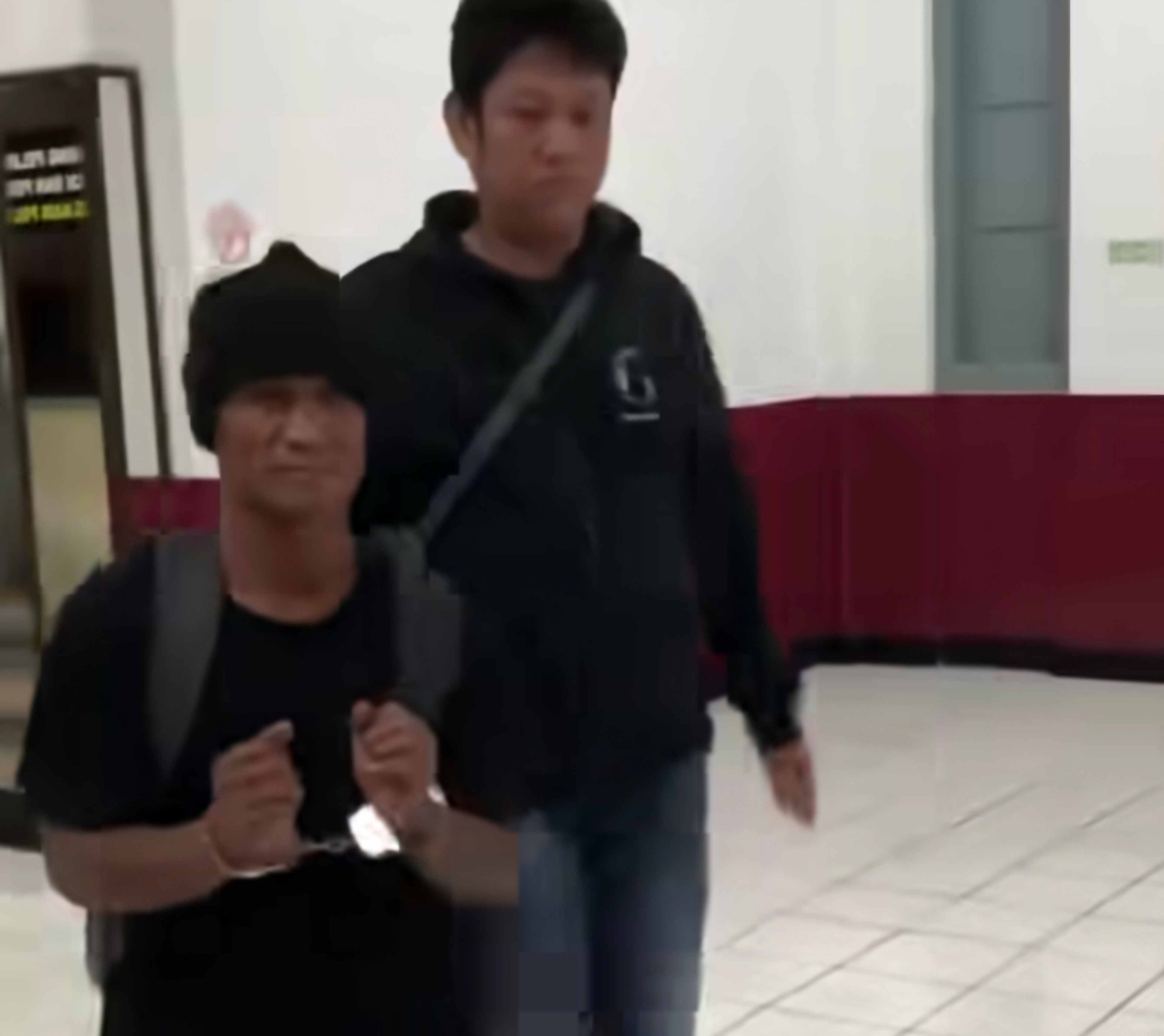 DIAMANKAN: Tersangka S saat diamankan Polsek Bubutan. Tersangka mengaku sudah 15 kali bobol toko di Surabaya. (IST/RADAR SURABAYA)
