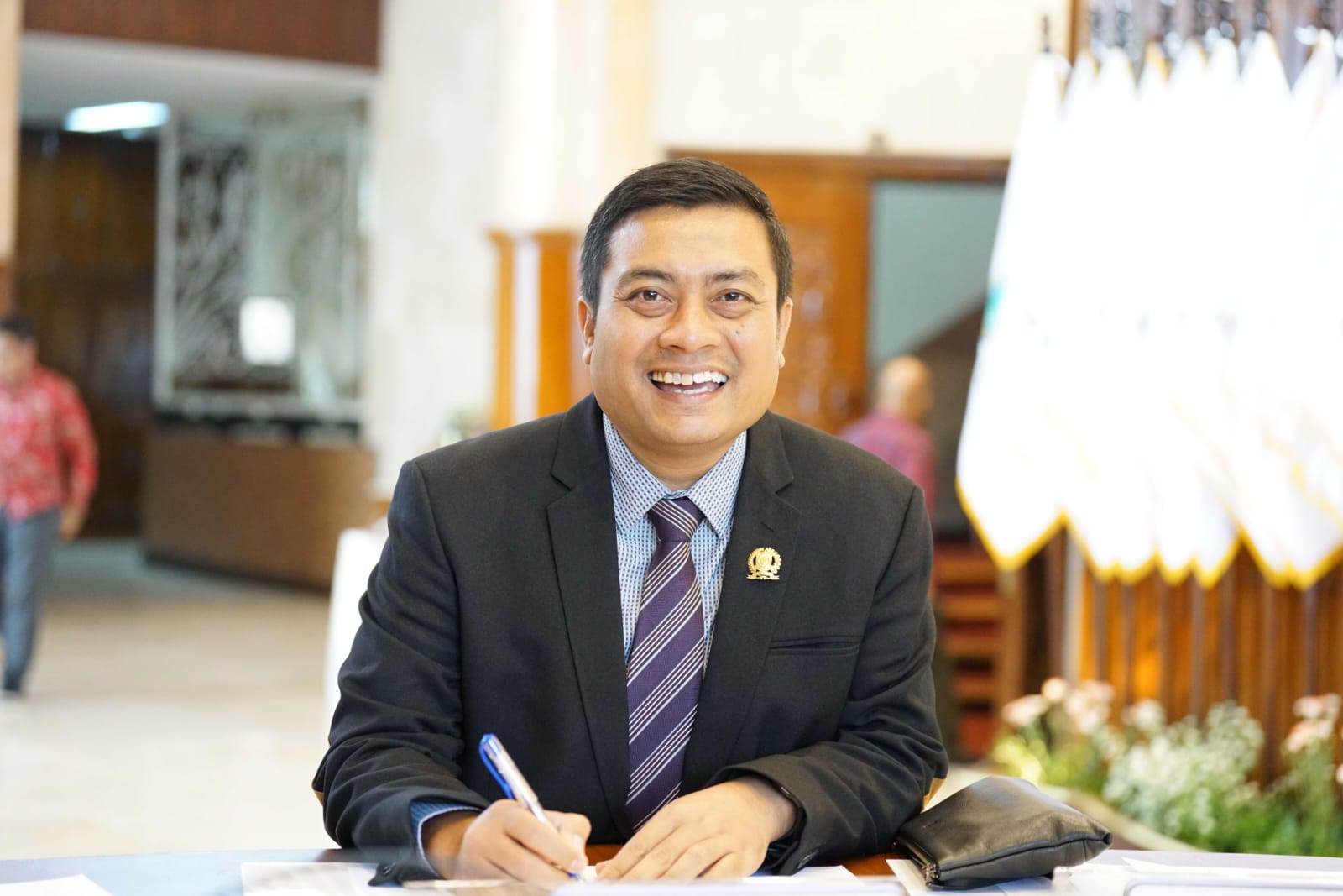 PEMERIKSAAN: Anggota Komisi E DPRD Jatim Puguh mengungkapkan, kasus HIV/AIDS hanya turun sedikit di Jatim.(IST/RADAR SURABAYA)