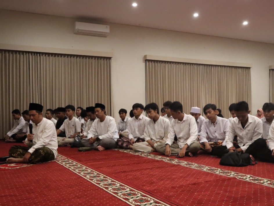 Para mahasiswa dari berbagai daerah di Indonesia menggelar doa bersama lintas agama di Asrama Mahasiswa Nusantara (AMN) Surabaya untuk Indonesia.
