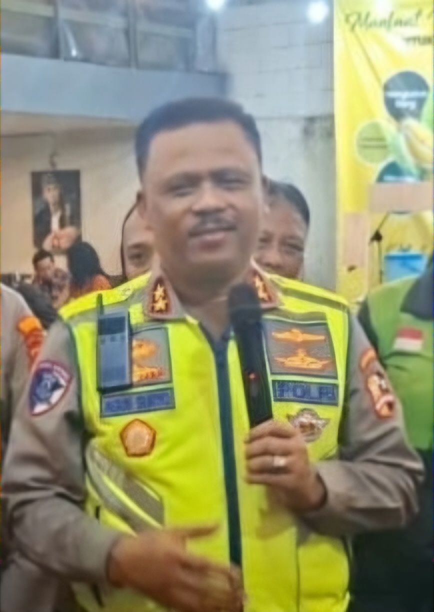 NATAL AMAN: Kakorlantas Polri mengecek kesiapan pengamanan selama Nataru nanti. Baik untuk tempat ibadah, jalan tol, hingga tempat wisata di wilayah Polda Jatim.(MAHRUS/RADAR SURABAYA)