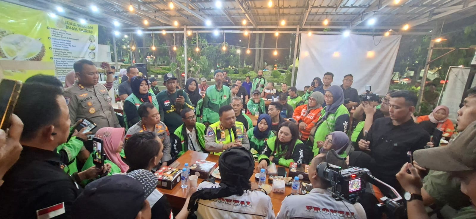 GUYUB: Kakorlantas Polri Irjen Pol Agus Suryonugroho mengajak pengendara ojol di Surabaya tertib berlalu lintas.(MAHRUS/RADAR SURABAYA)